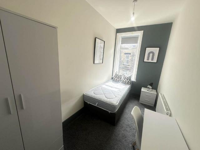Westover Road Room 2, West. 1 bed in a house share to rent £550 pcm £127 pw