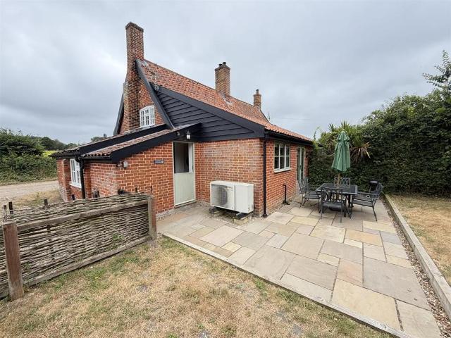 Westleton 2 bed cottage to rent £1,375 pcm £317 pw