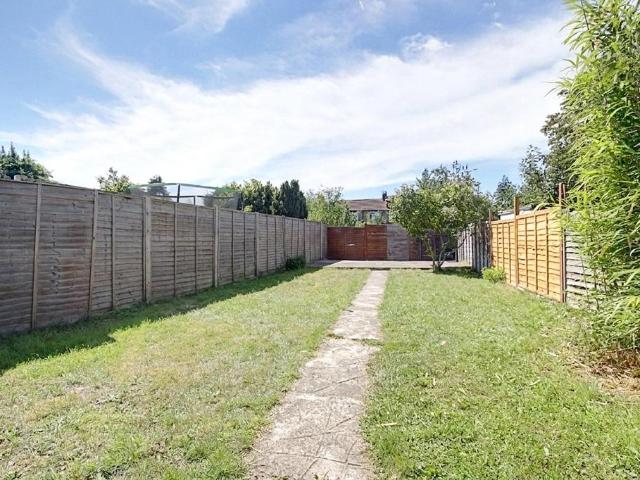 Westmoor Road, Enfield, EN3 2 bed maisonette to rent £1,850 pcm £427 pw