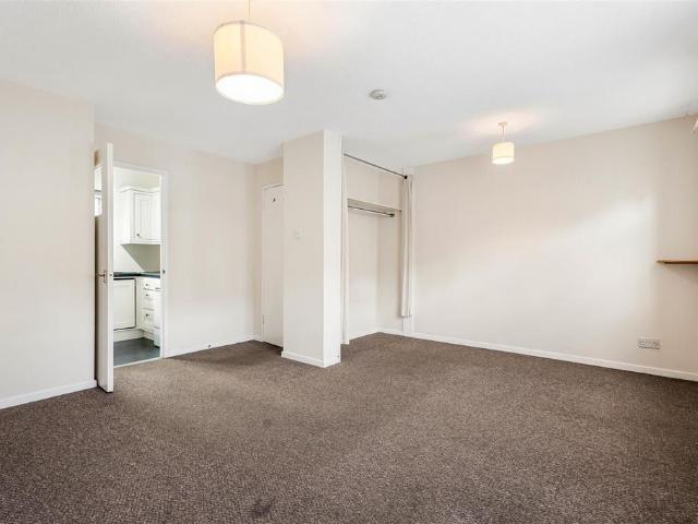 Westmoreland Drive, Sutton Studio to rent £1,100 pcm £254 pw