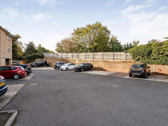 Westmoreland Drive, Sutton SM2, Studio to rent, £1,100 pcm | PrimeLocation