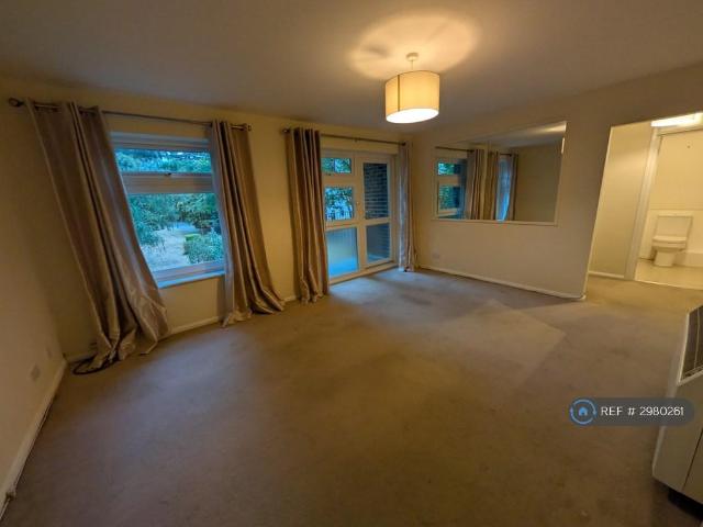Westmoreland Drive, Sutton, SM2 2 bed flat to rent £1,750 pcm £404 pw