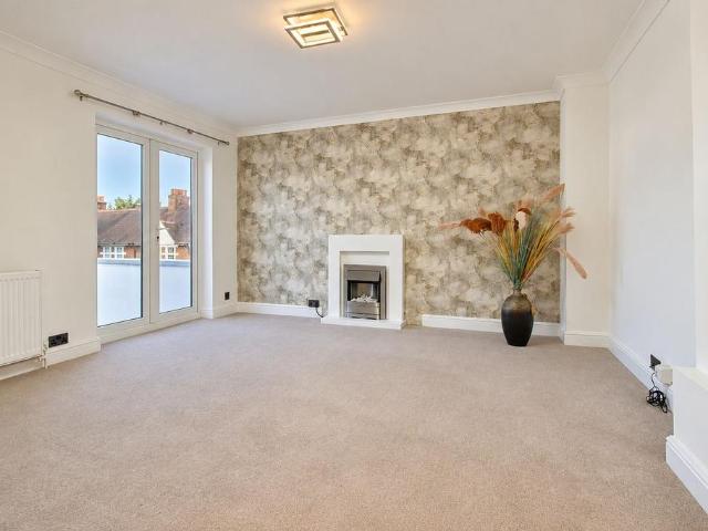 Westmead Road, Sutton, SM1 2 bed flat to rent £1,700 pcm £392 pw