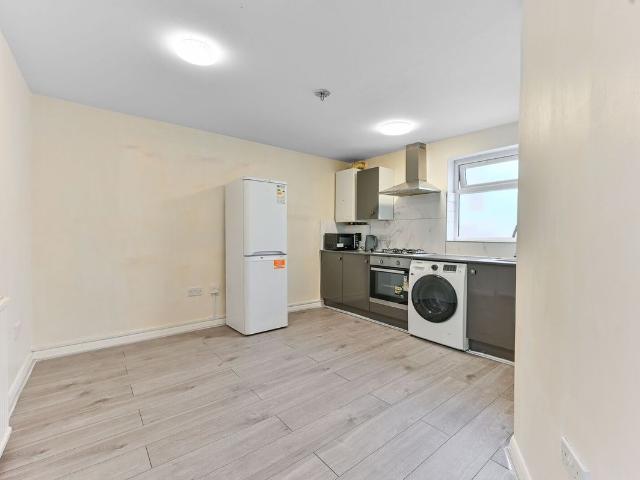 Westmead Road, Sutton SM1, Studio to rent, £1,200 pcm | PrimeLocation