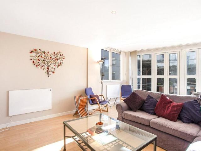 Westminster Bridge Road, London, SE1 2 bed apartment to rent £4,000 pcm £923 pw