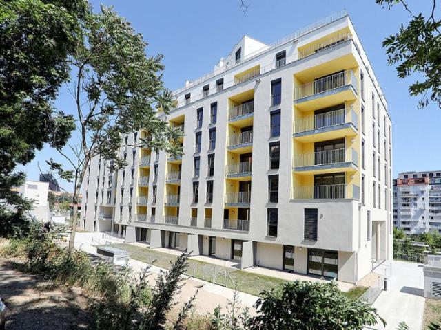 Westseitige eckwohnung mit abendsonne und privatem balkon in zentraler lage