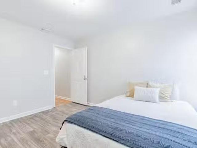 Westside Home, a 5 minute walk to bus 51 id. 200