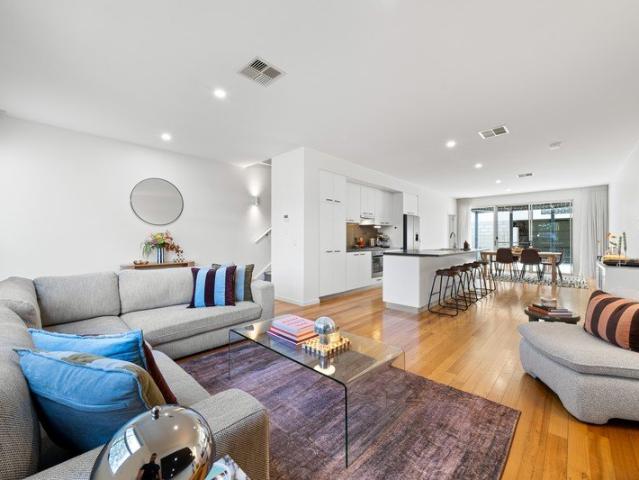 Westside Style With Space To Live, Host & Unwind