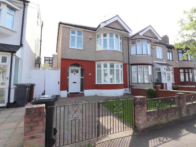 Westrow Drive, Barking, IG11 3 bed house to rent £2,250 pcm £519 pw