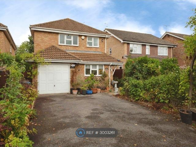 Westwood Avenue, Addlestone KT15, 3 bed detached house to rent, £3,500 pcm | PrimeLocation