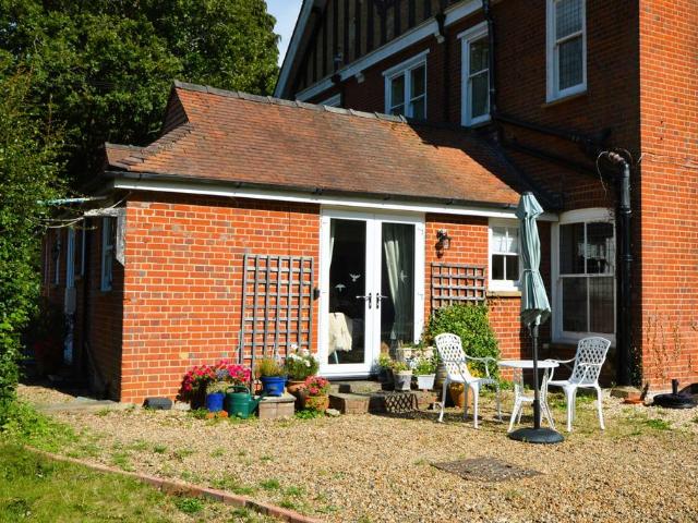 Westwood Road Windlesham 1 bed ground floor maisonette to rent £1,400 pcm £323 pw