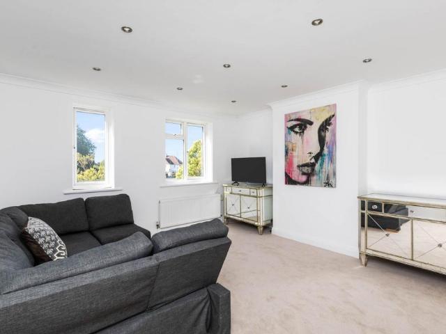Westway, Hangelton Hove 3 bed flat to rent £2,850 pcm £658 pw