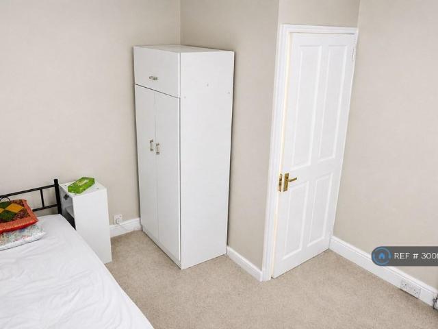 Westway, London, SW20 1 bed in a house share to rent £850 pcm £196 pw