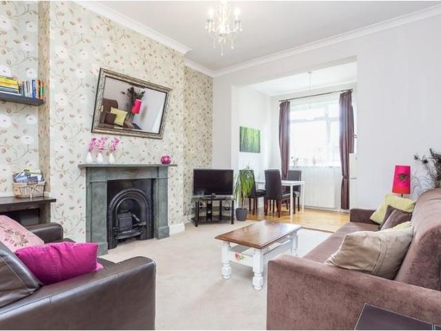 Westwick Gardens, Shepherds Bush W14 2 bed flat to rent £2,650 pcm £612 pw
