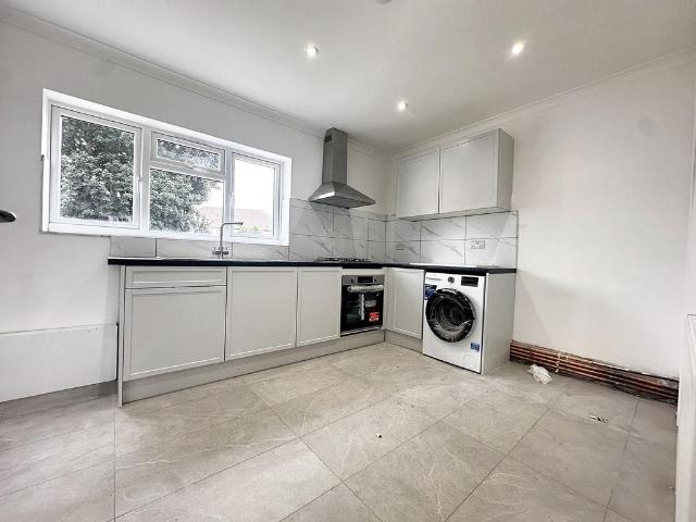 Wescott Way, Uxbridge, UB8 3 bed semi detached house to rent £2,295 pcm £530 pw