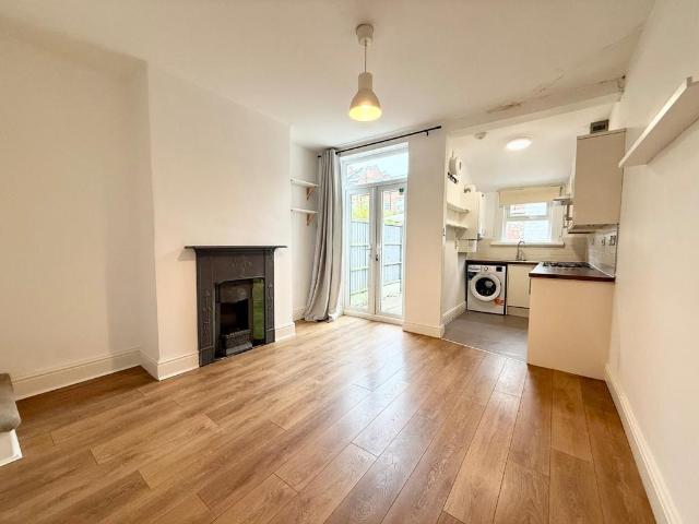 Wesley Grove, Nottingham. 3 bed terraced house to rent £1,000 pcm £231 pw