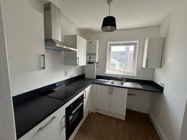 Wesley Road Southend on Sea SS1 2 bed flat to rent £1,275 pcm £294 pw