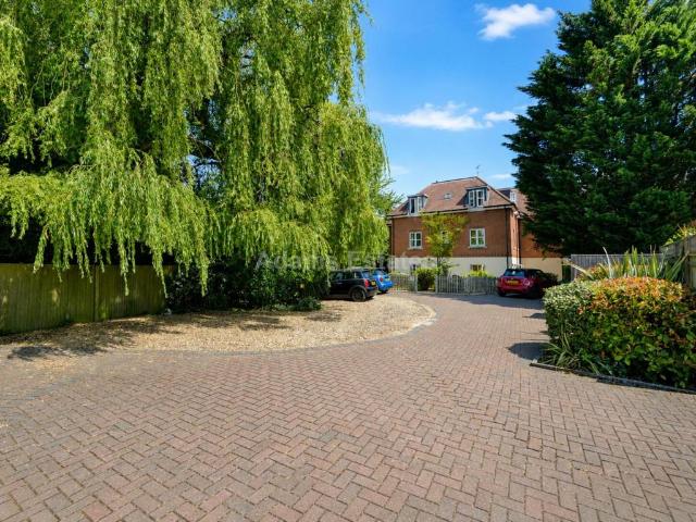 Wessex Gate, Reading 2 bed flat to rent £1,450 pcm £335 pw