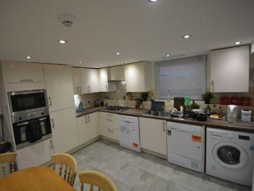 Wetherby Grove, Leeds LS4 5 bed house to rent £2,708 pcm £625 pw