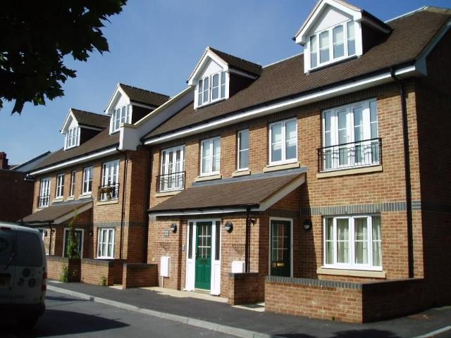 Wey Hill, Haslemere GU27, 2 bed flat to rent, £1,350 pcm | PrimeLocation