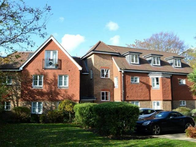 Wey Road, Weybridge KT13 2 bed flat to rent £1,950 pcm £450 pw