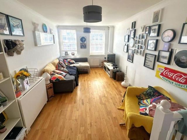 Weybridge, Surrey KT13, 1 bed flat to rent, £1,200 pcm | PrimeLocation