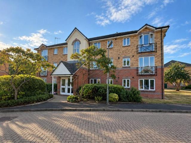 Weybridge, Surrey, KT13 2 bed apartment to rent £1,600 pcm £369 pw