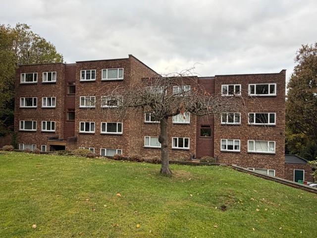Weybridge, Surrey, KT13 2 bed apartment to rent £1,795 pcm £414 pw