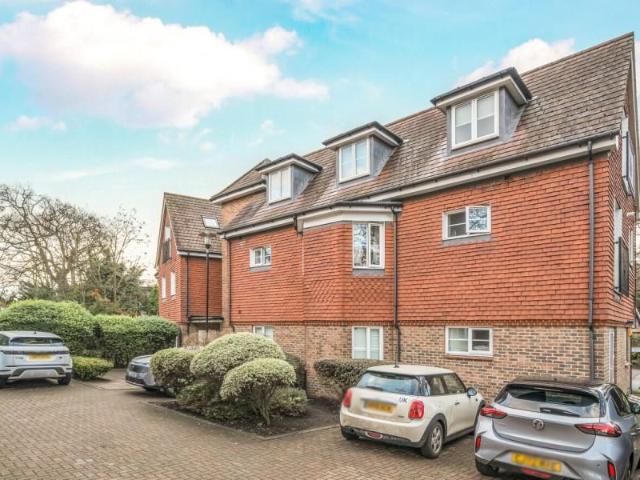 Weybridge, Surrey, KT13 2 bed apartment to rent £2,000 pcm £462 pw