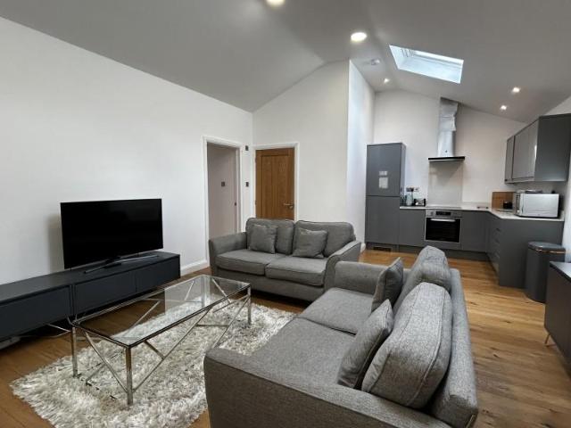 Weybridge, Surrey, KT13 2 bed bungalow to rent £1,875 pcm £433 pw