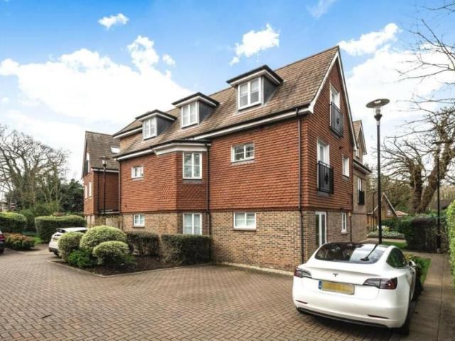 Weybridge, Surrey KT13, 2 bed flat to rent, £2,100 pcm | PrimeLocation