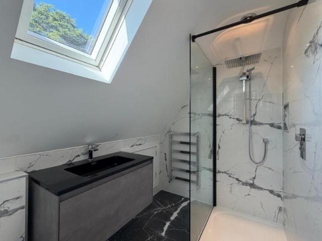 Weybridge, Surrey, KT13 4 bed detached house to rent £3,750 pcm £865 pw