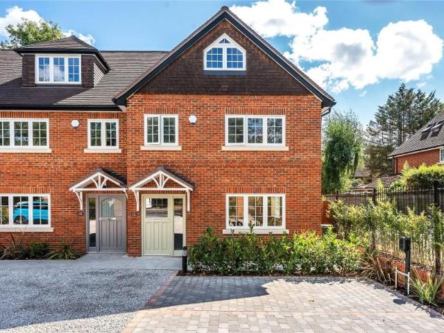 Weybridge, Surrey, KT13 4 bed end of terrace house to rent £4,500 pcm £1,038 pw