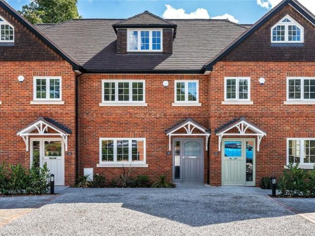 Weybridge, Surrey, KT13 4 bed terraced house to rent £4,000 pcm £923 pw