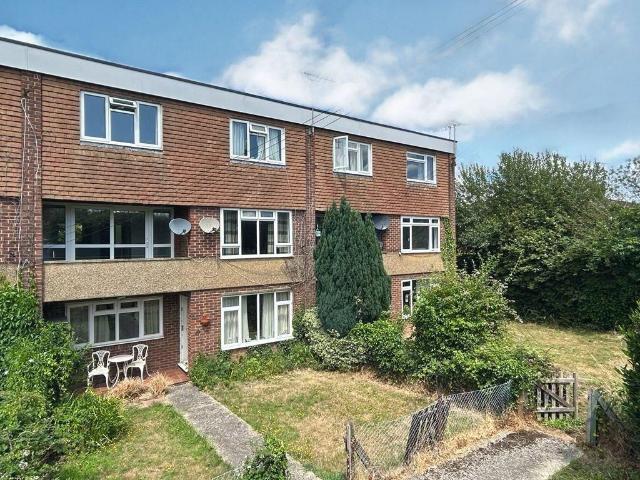 Weydon Lane, Farnham 2 bed maisonette to rent £1,400 pcm £323 pw