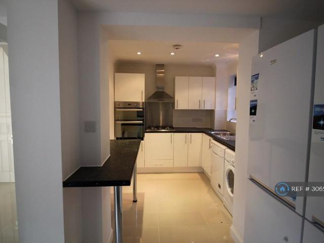 Weyside Road, Guildford, GU1 6 bed semi detached house to rent £4,440 pcm £1,025 pw