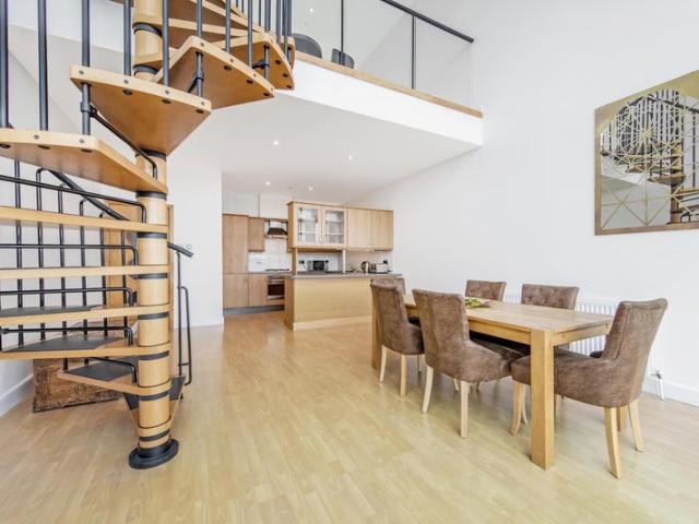 WFH friendly | HUGE Waterfront Flat | Bonus Room