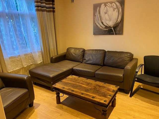 Whole 5 bedrooms apartment in Erith