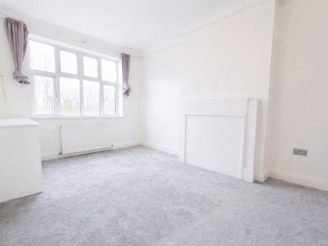 Whole 2 Bedroom Property in Cricklewood Available!