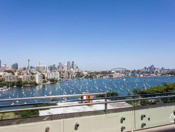 Whole floor penthouse with iconic harbour and city backdrop