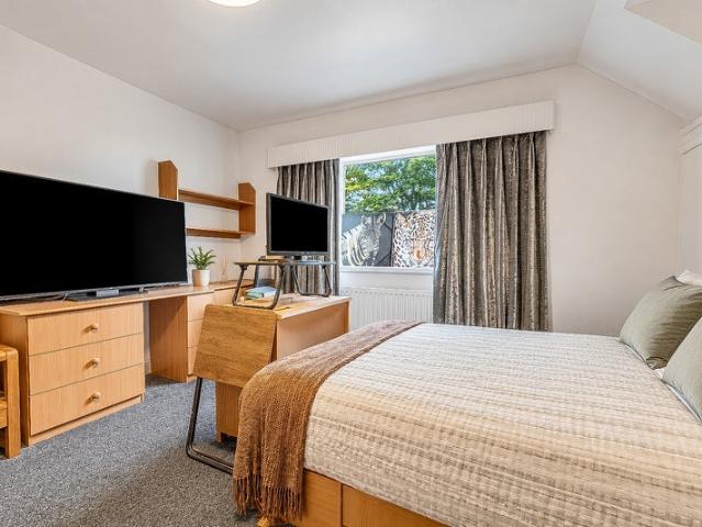 Whole Flat £899 Pcm – 2 Large Bedrooms!