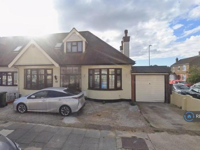 Whalebone Grove, Romford, RM6 3 bed bungalow to rent £2,600 pcm £600 pw