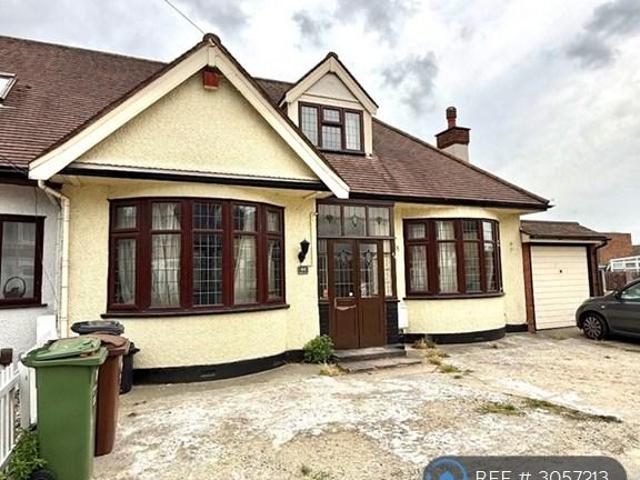 Whalebone Grove, Romford, RM6 3 bed bungalow to rent £2,700 pcm £623 pw