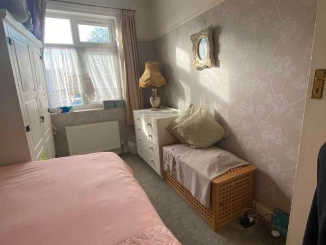 Whalebone Lane North, Romford RM6, 3 bed shared accommodation to rent, £650 pcm | PrimeLocation