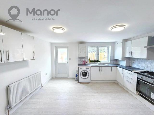 Whalebone Lane South, Dagenham, RM8 1AJ 4 bed semi detached house to rent £2,800 pcm £646 pw