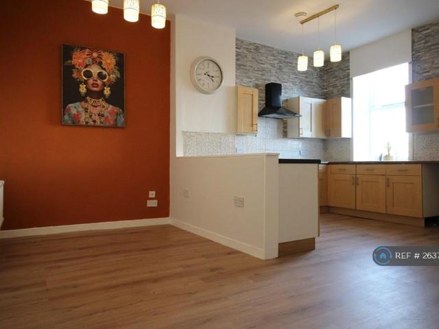 Whalley Road, Clayton Le Moors. 2 bed flat to rent £600 pcm £138 pw