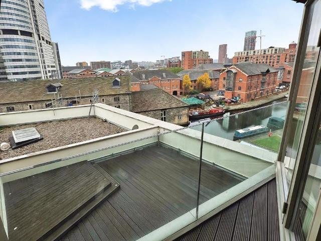 Wharf Approach, Leeds, West. 3 bed flat to rent £2,150 pcm £496 pw