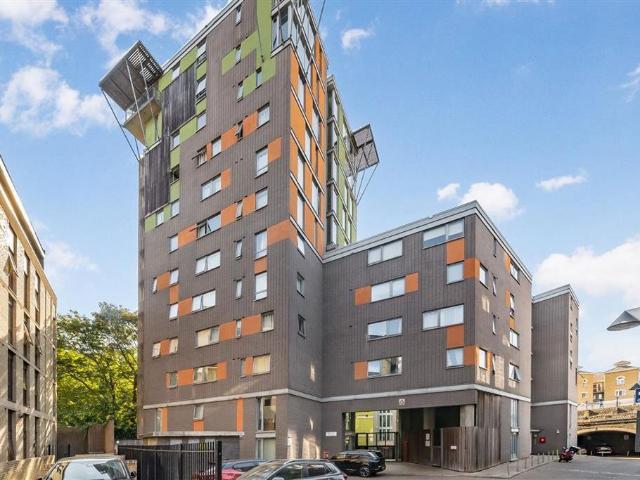 Wharf Lane, London E14 2 bed flat to rent £2,300 pcm £531 pw