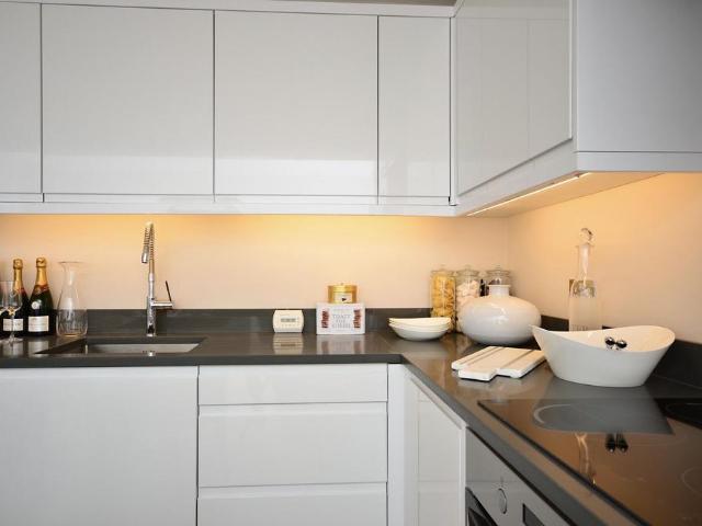 Wharf Road, Guildford, GU1 2 bed bungalow to rent £2,350 pcm £542 pw