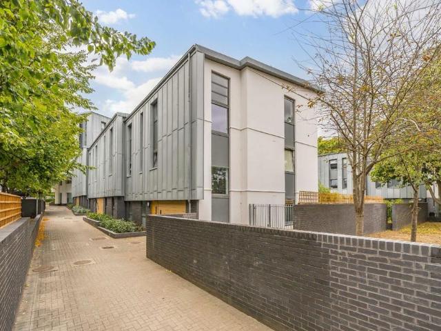 Wharncliffe Mews, London SW4 2 bed flat to rent £3,000 pcm £692 pw